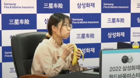 南韓棋士慘敗當場崩潰痛哭　女選手創新史「淡定吃香蕉」形強烈對比