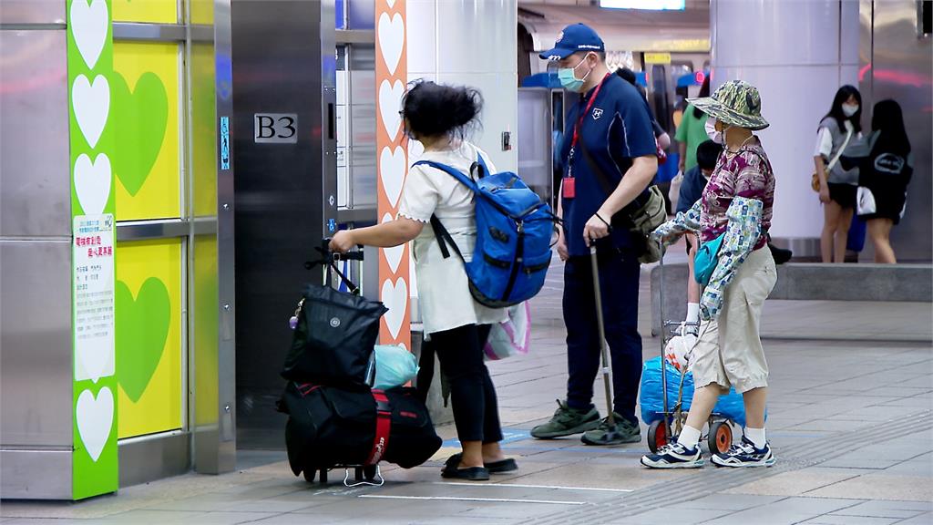 怪！男子扛洗衣機進捷運　尾隨輪椅旅客逃票遭抓包