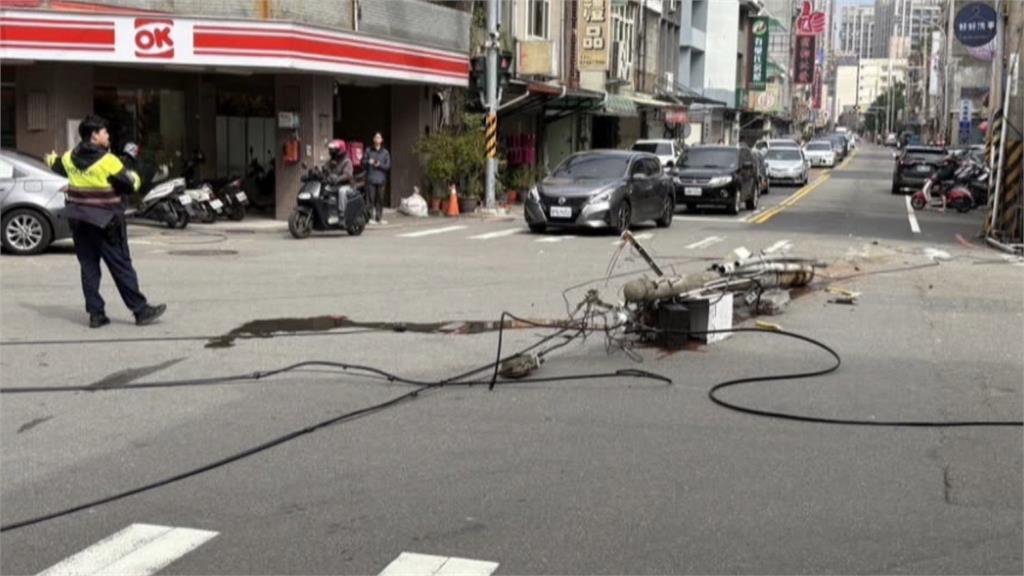 粗心聯結車駕駛忘收大吊臂 電線桿遭拉扯倒地發出巨響