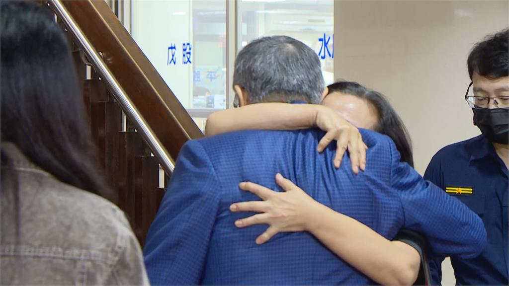 快新聞／京華城案柯文哲開庭！女支持者激動擁抱、摸臉頰畫面曝光