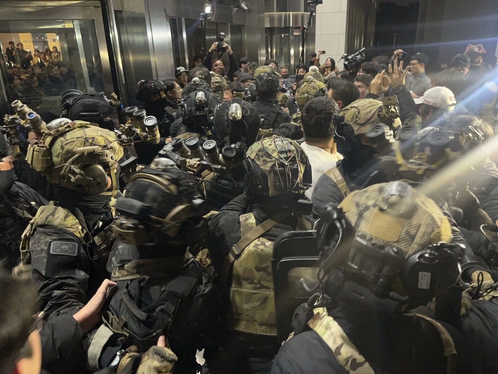 南韓總統尹錫悅宣布全國進入「戒嚴狀態」 大量軍人上街畫面曝