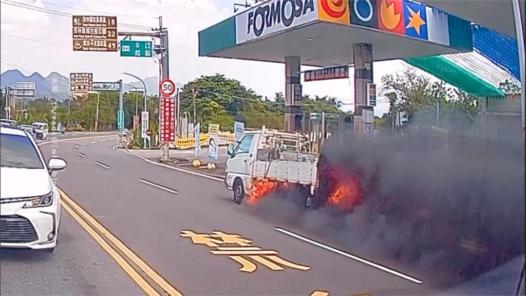 小貨車車底異常冒黑煙！　下秒竄火燃燒驚險瞬間曝