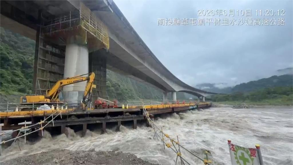 暴雨狂炸溪水暴漲!　3工人受困沙洲 消防吊掛救援