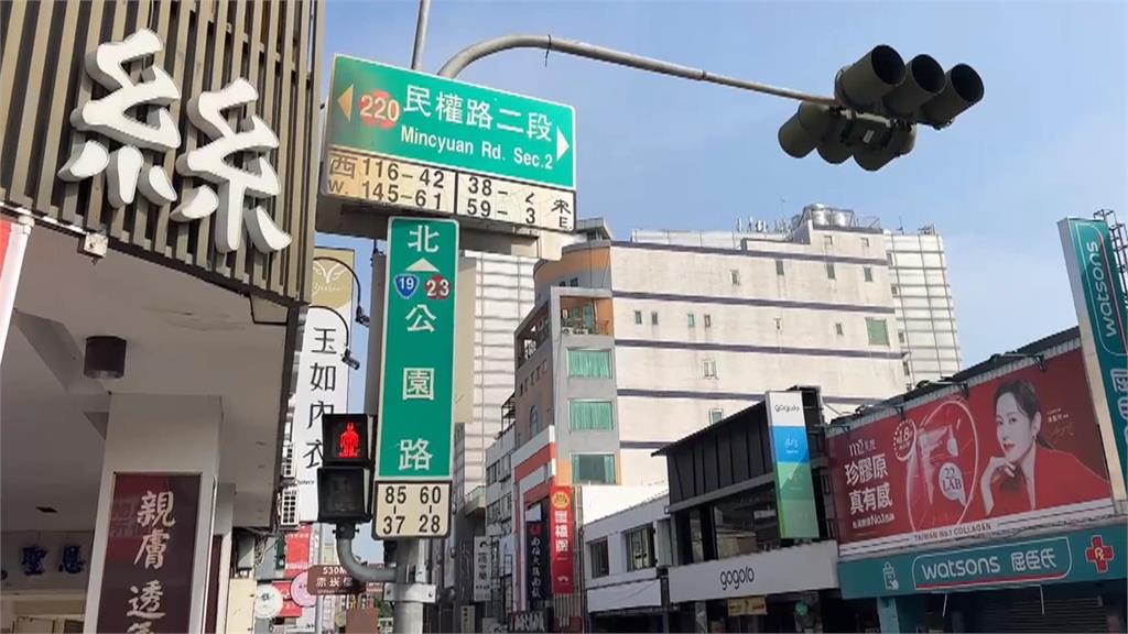 台南小客車與雙載機車擦撞 3人當街上演全武行