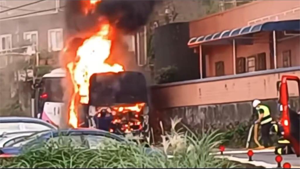 九份老街中型遊覽車突起火 11名旅客下車逛街幸無人傷