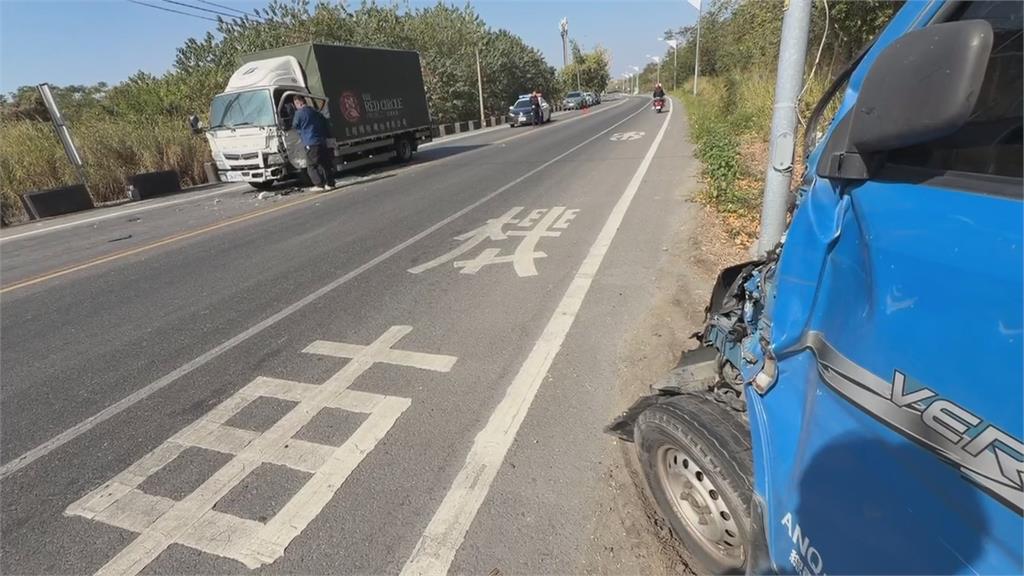 毋湯！駕駛低頭撿東西　小貨車轉彎失控撞上對向貨車