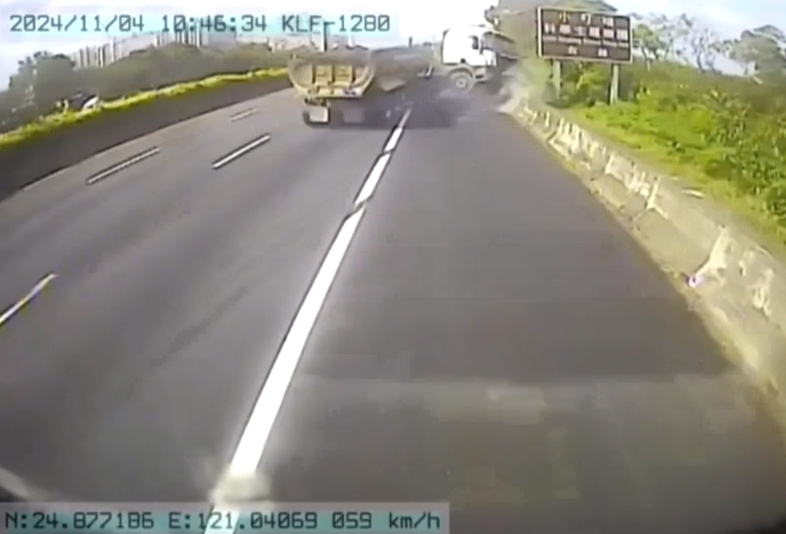 國道驚魂！砂石車自撞護欄橫躺分隔島　雙向車流一度回堵