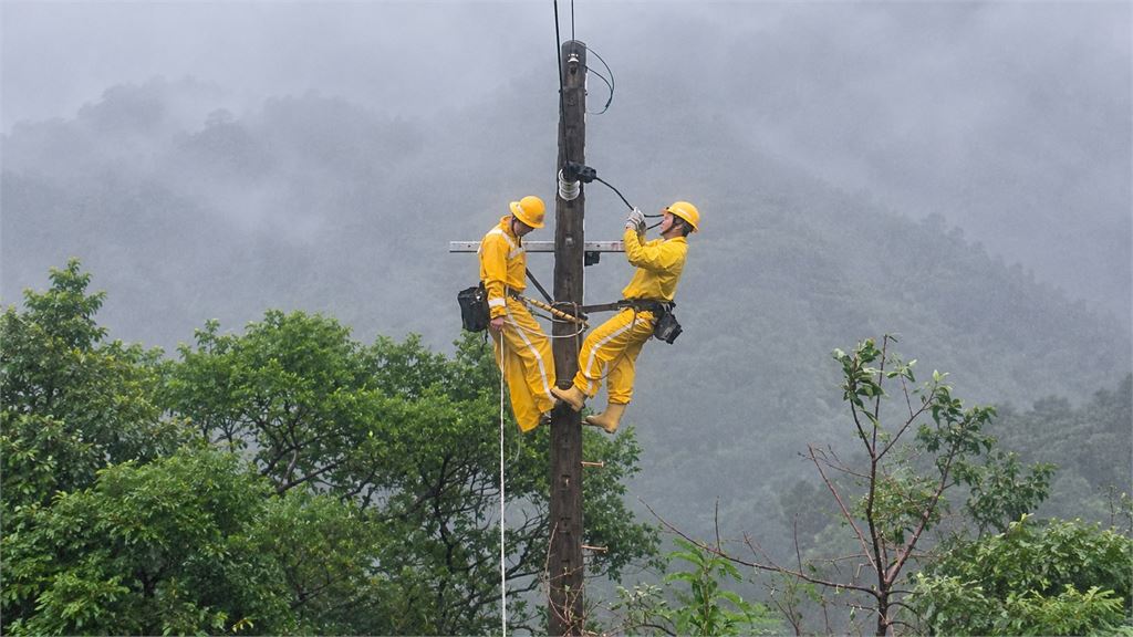快新聞／台電辛苦了！停電戶破34萬「逾9成已復電」　這些地方是颱風重災區