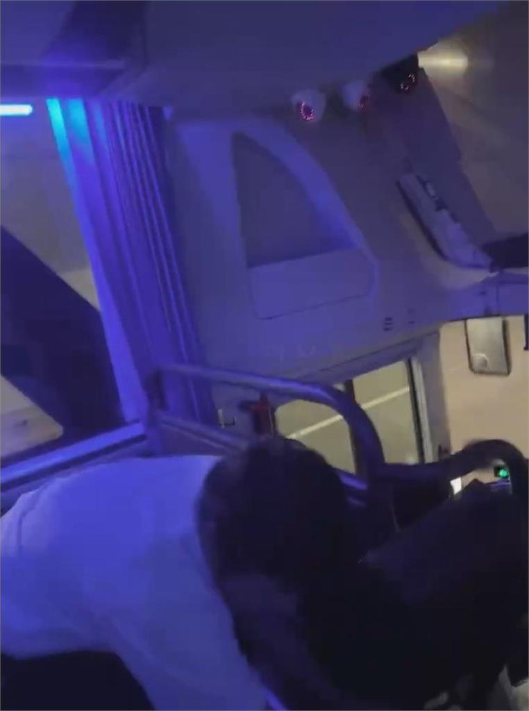 真的「笑死」!中國大叔遊覽車上講笑話 下秒翻白眼昏死畫面曝光