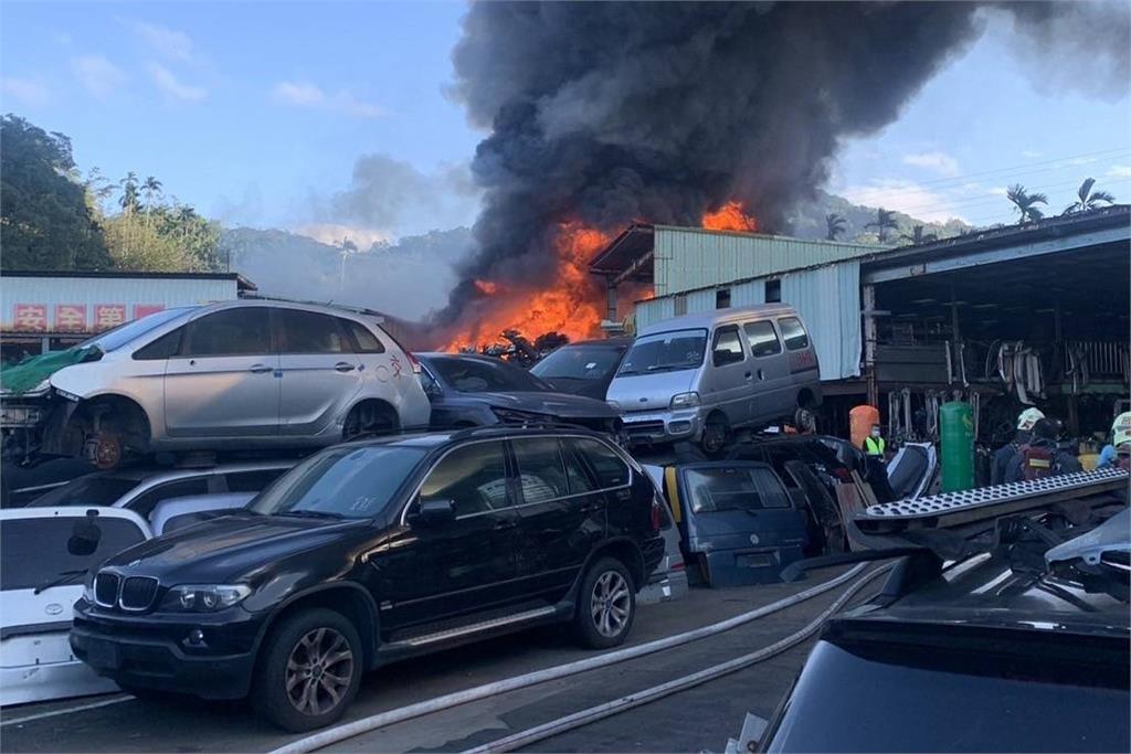 快新聞/新北土城汽車回收場突發火警! 駭人畫面曝光了