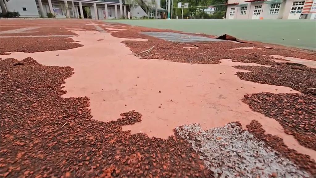 國小PU跑道破損像火燒 憂害學童安全