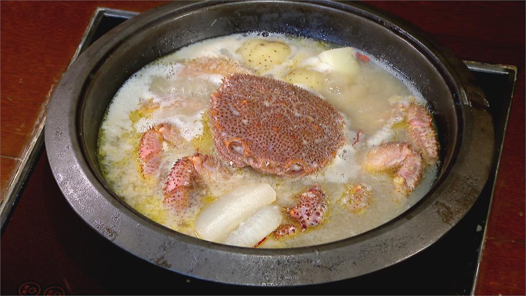 北海道石狩鍋結合鏘鏘燒　味噌加入奶油一起煮毛蟹
