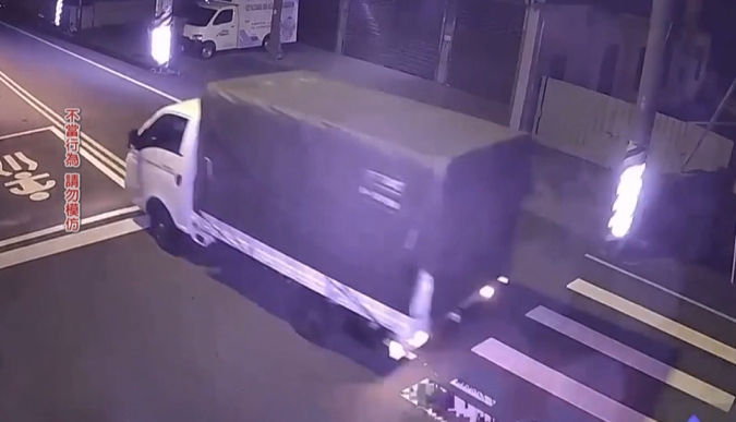 假看貨真偷竊! 苗倉庫被剪大洞檜木桌、老酒失竊