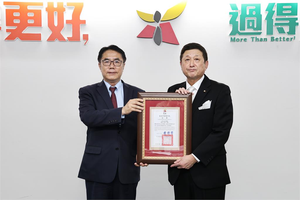 山形市訪問團來訪 黃偉哲頒發長谷川幸司榮譽市民證書