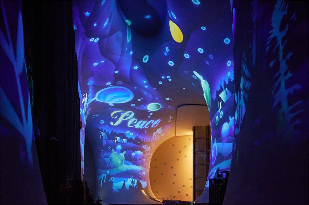 19米高牆融合影像創作！臺中國家歌劇院推出耶誕《光的四重奏》