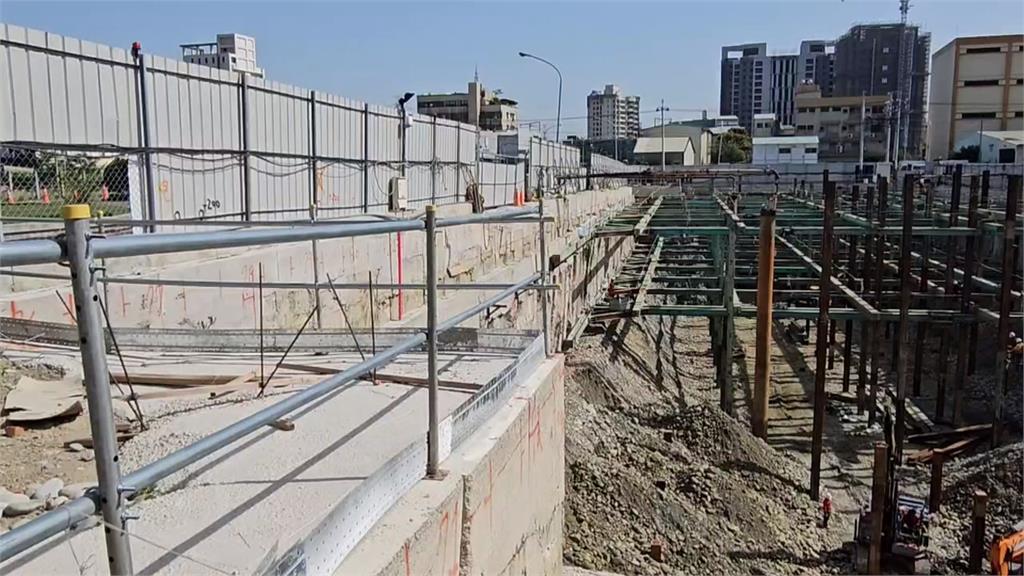 烏日高鐵二路「破相」！　路面出現20公尺裂痕、都發局要查