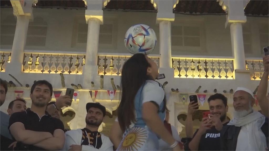 阿根廷vs.法國世足冠軍之戰各有擁護　球迷搶合照大力金盃