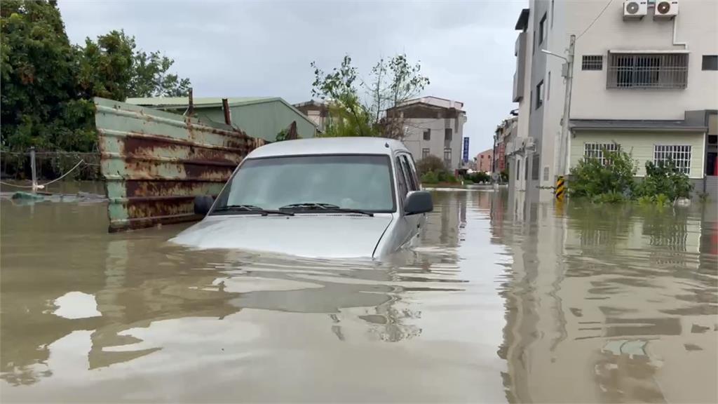 台南新營區「後鎮排水」潰堤 雨繼續下!鹽水區淹成汪洋