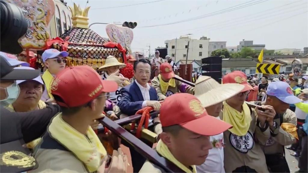 大甲媽祖遶境抵嘉義新港鄉! 縣長翁章梁親自扶轎、替台灣祈福