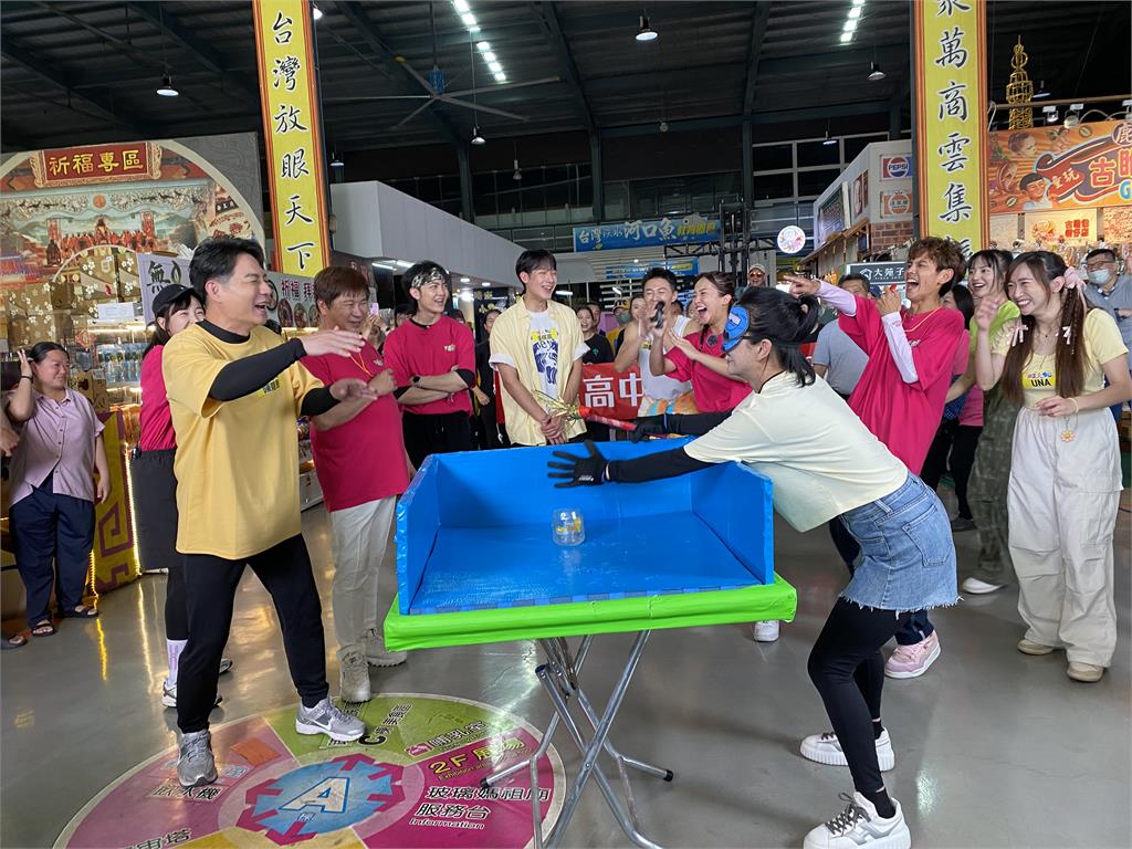 歌手夫妻檔陳隨意、謝宜君首次《綜藝大集合!被「噹」到拉衣領遮臉笑歪眾人