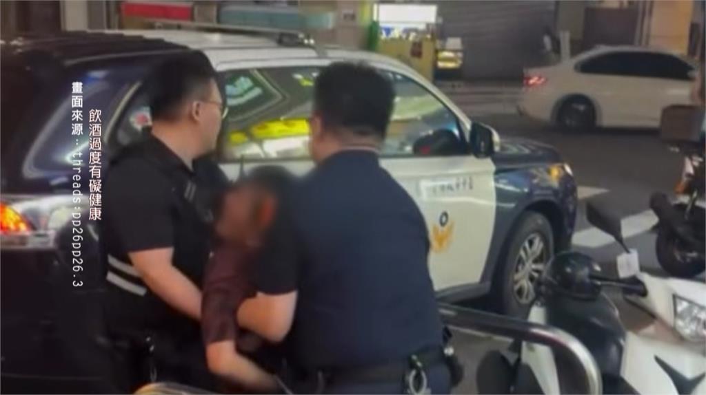 疑尾隨女子！醉男辱警遭逮　「癱軟在地」被拖上警車