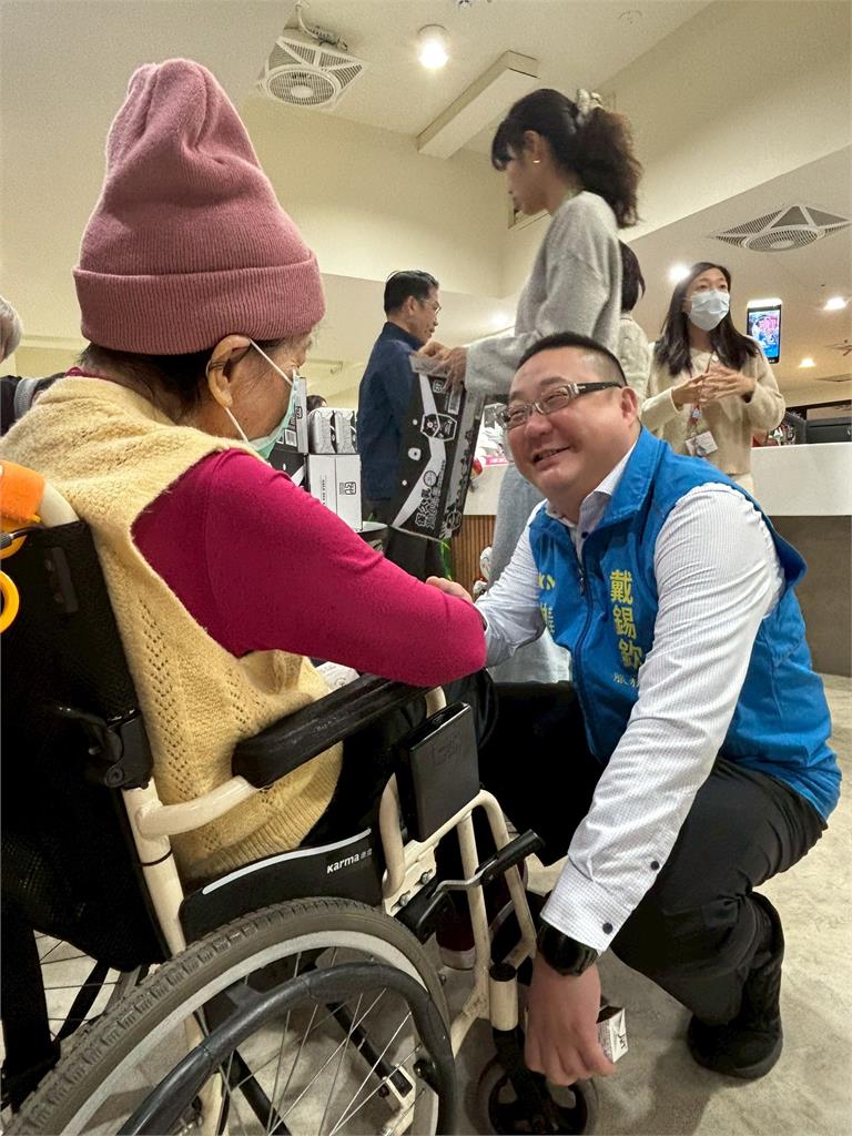 戴錫欽暖心送愛長者 辦公室主任訪紅心字會 為長輩送暖補充營養