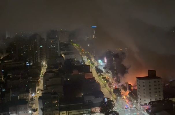 快新聞／桃園「夾娃娃機店」深夜大火！狂燒2小時畫面曝光