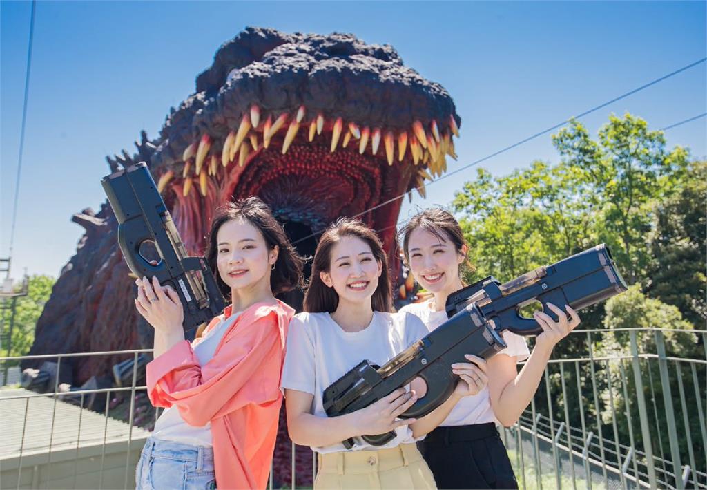 日樂園宣傳照「意外暴紅」!3女子站哥吉拉口前「詭異姿勢」秒成新迷因