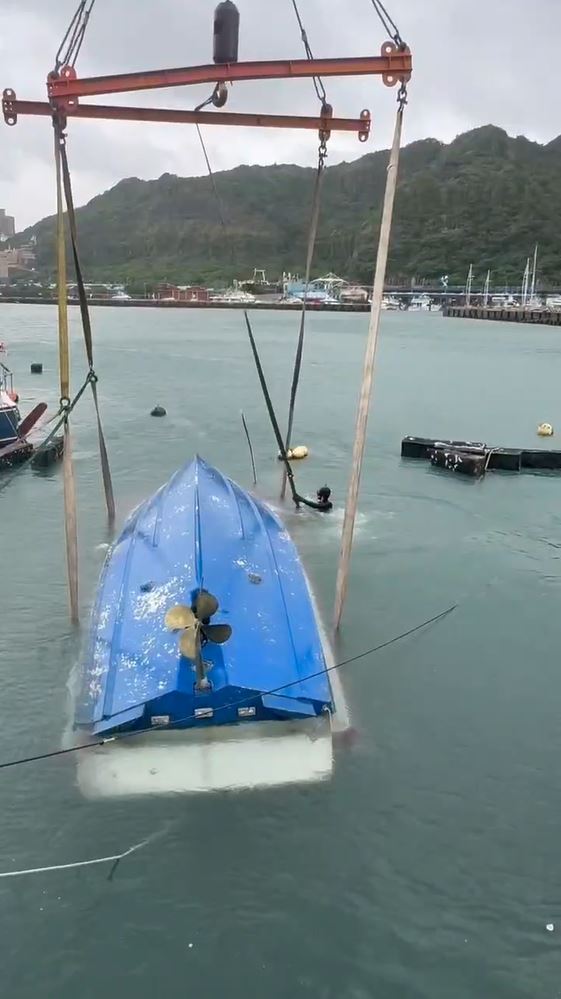 基隆碧砂漁港船隻翻覆有人落海 船長等眾人忙搶救