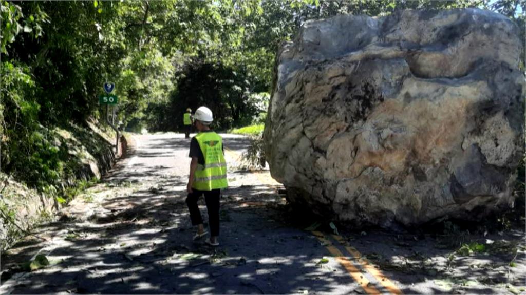 強降雨影響　宜蘭台9丁線3公尺高落石躺路中央