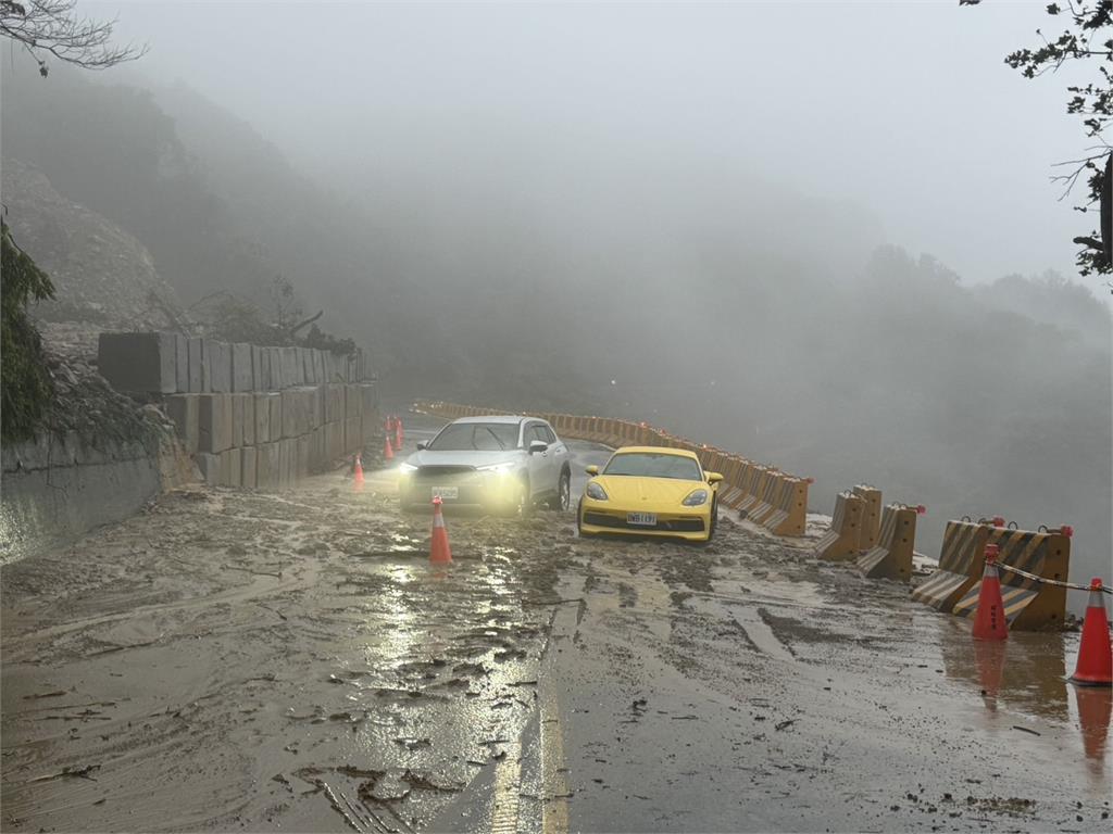 暴雨炸陽金公路土石崩 保時捷底盤太低卡泥流受困