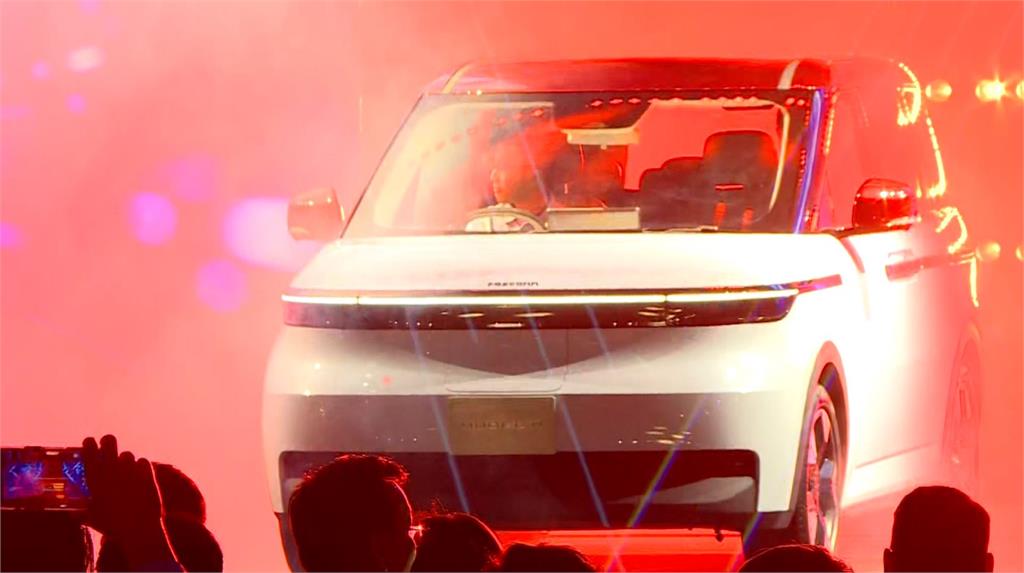 鴻海科技日　郭台銘頂白髮驚喜現身　黃仁勳兒登台談AI機器人