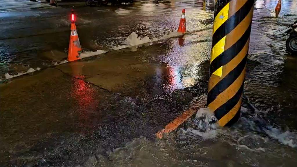 快新聞／新北板橋凌晨自來水管破裂「馬路如湧泉狂冒水」　現場畫面曝光