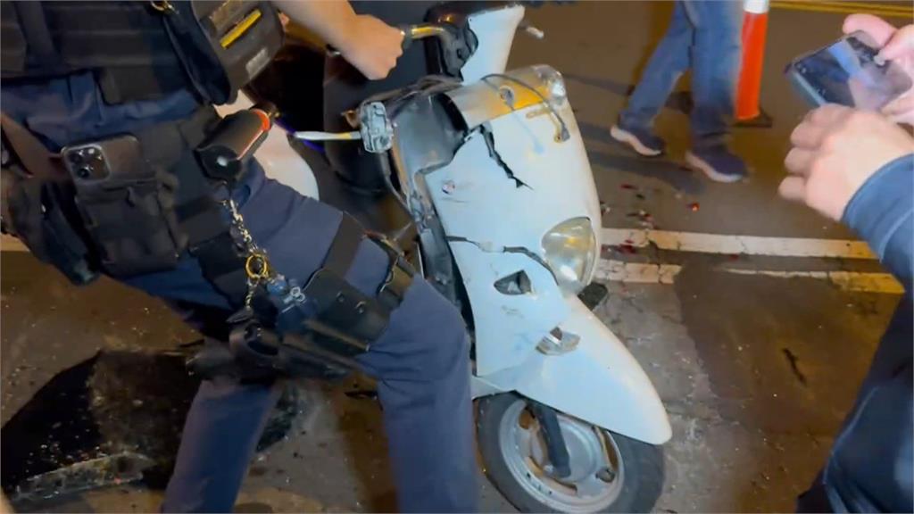 悚!休旅車撞違停車翻覆壓機車 肇事前還撞另一小客車