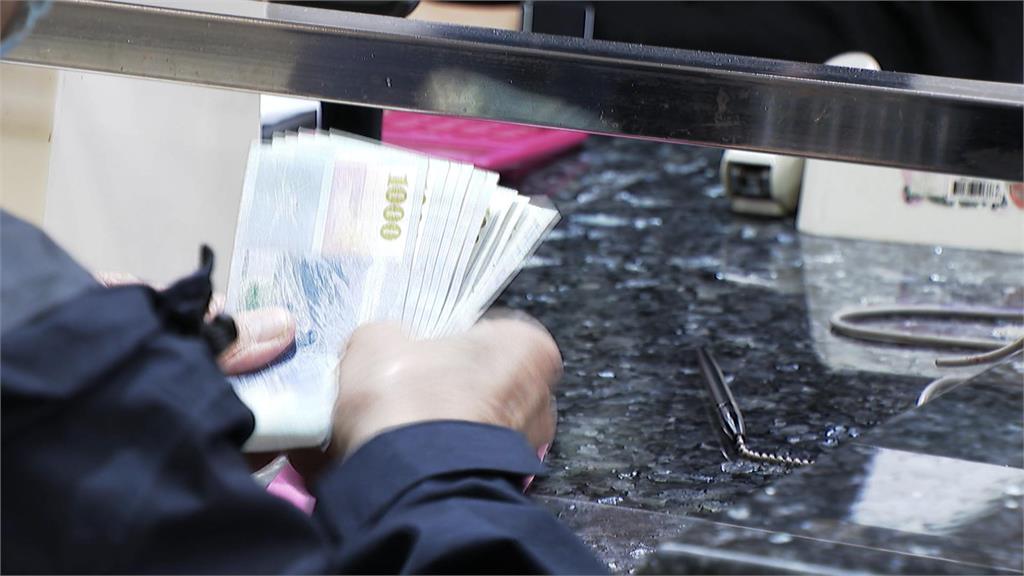 普發一萬今起開放郵局領現! 首週採身分證分流、65歲以上免分流