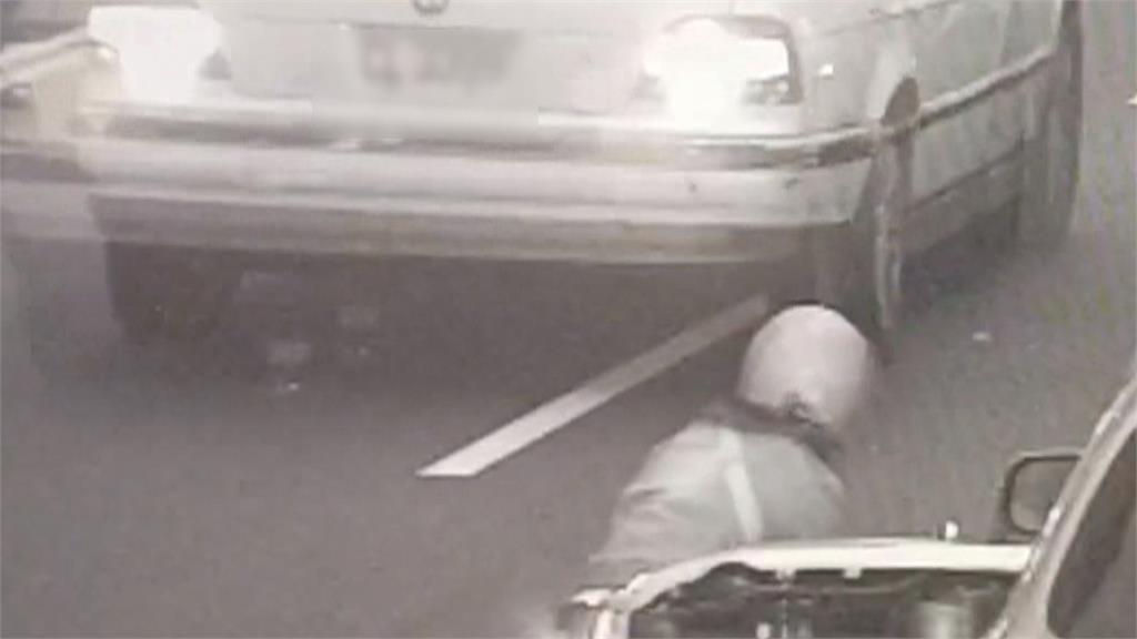 汽車擦撞機車!肇事駕駛「酒駕」心虛加速逃 三位熱心騎士追蹤攔人