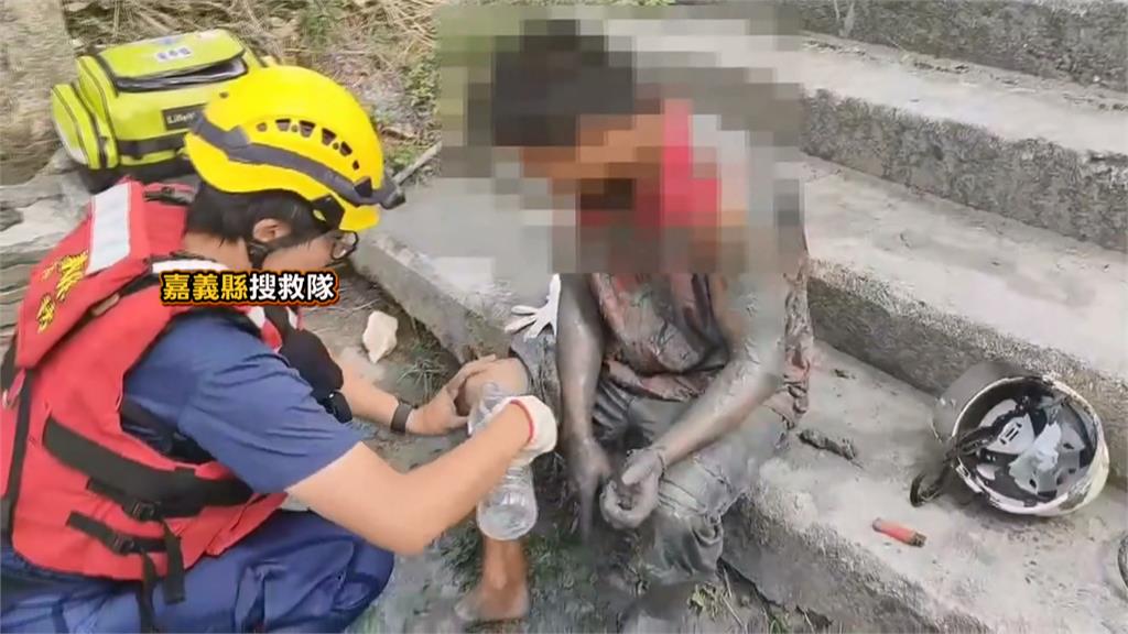 男子堤岸邊測量作業陷泥沼 嘉縣特搜隊緊急救援