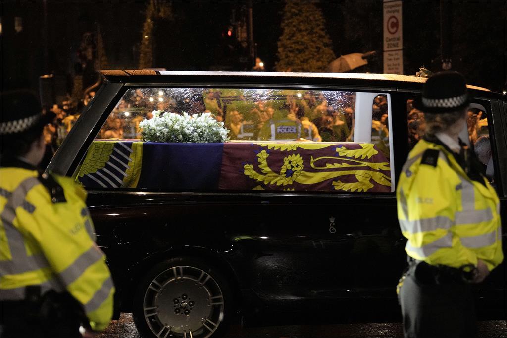 英女王靈車竟貼「葬儀社廣告」！英國人湧官網罵翻…發言人急回應