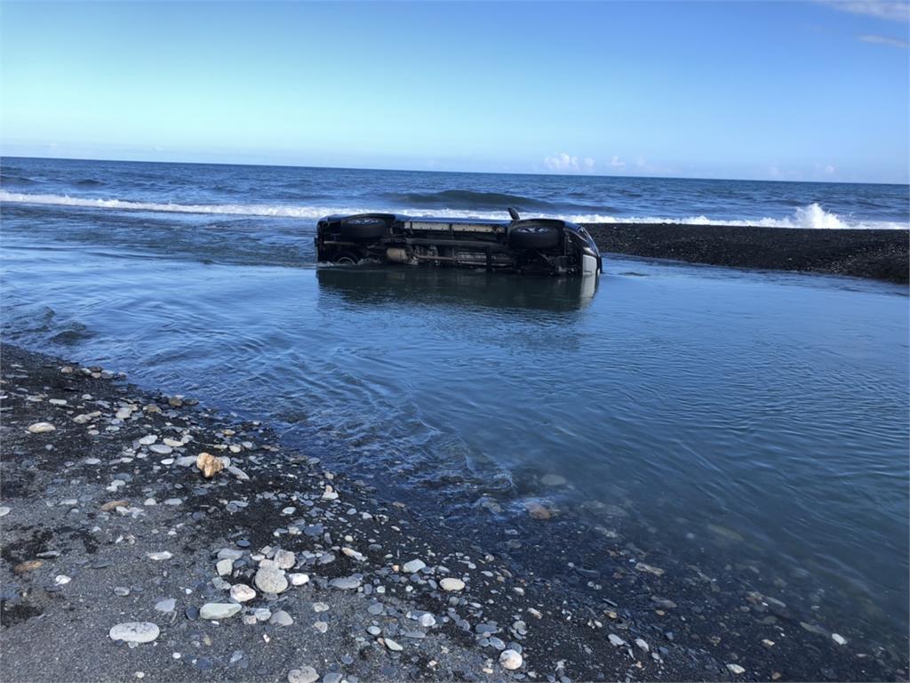 快新聞／皮卡車倒臥困南澳南溪沙洲！　出動大型機具拉正超驚險