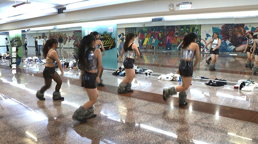 練舞遭街友丟便當和湯 學生自嘲「沒給餐具負評」