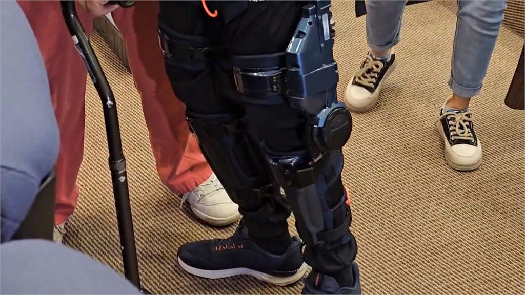 醫學科技公司、台北101 捐贈下肢外骨骼機器人 助長者重拾行動力