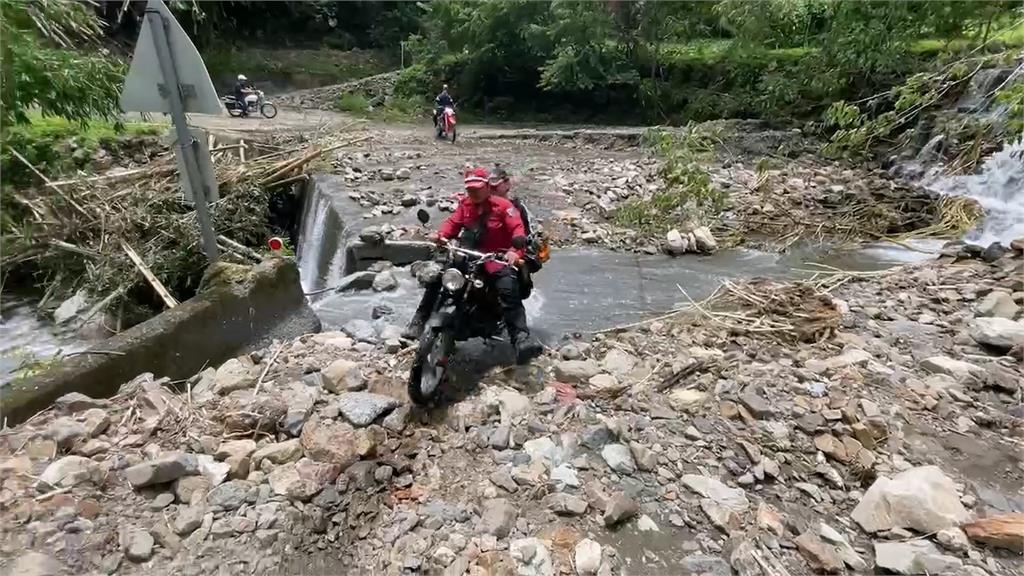 台16線中斷　　警消機車救援隊快遞藥物地利村修道院