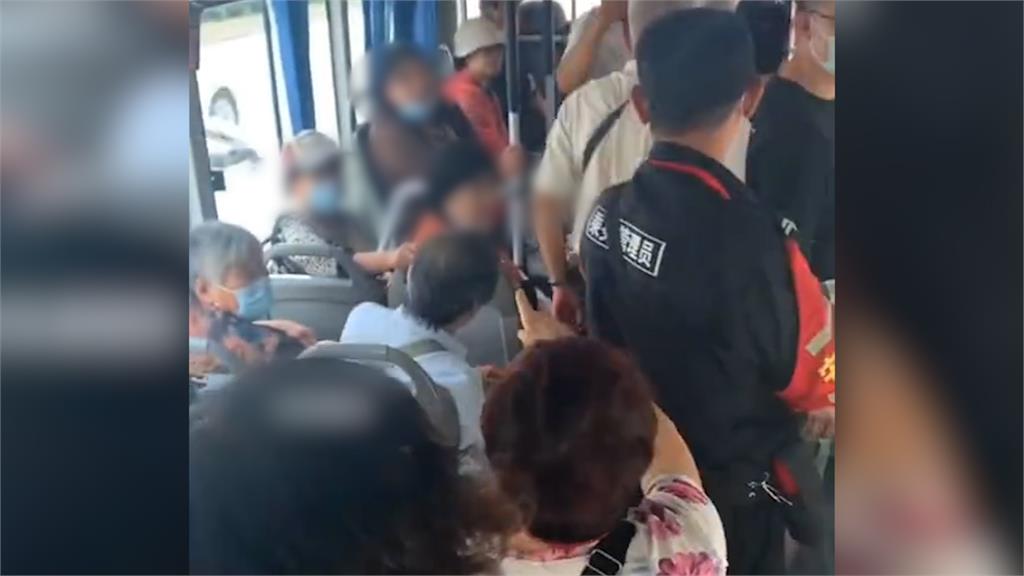 大媽搭公車見沒人讓座嗆「中國人不如日本人」 遭全車圍剿飆罵髒話