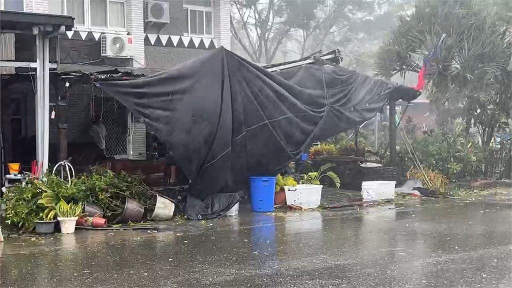 楊柳登陸橫掃!台東金峰鄉嘉蘭村 鐵皮屋頂遭吹掀 變電箱爆炸
