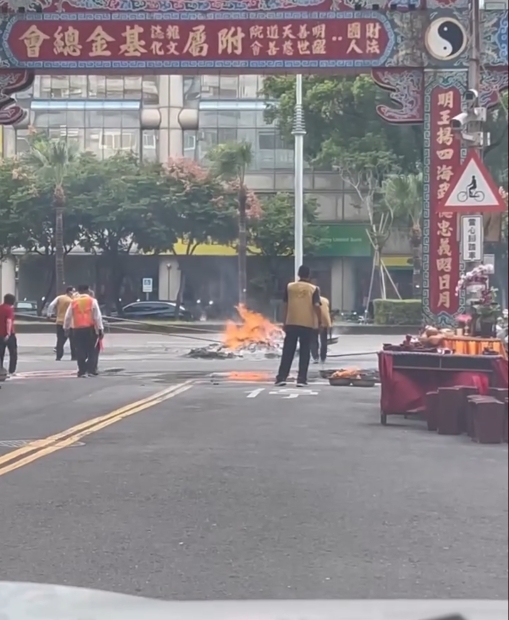 太缺德！高雄寺廟馬路「燒金紙」　信徒機車「人行道停整排」　依法裁處