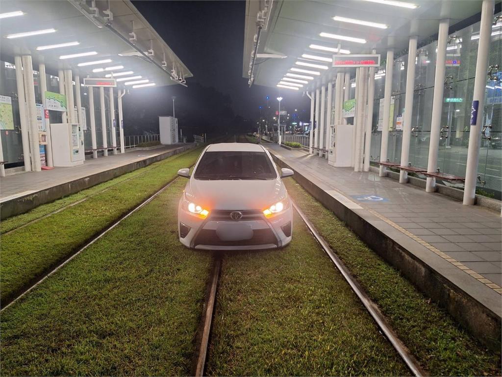 輕軌變專用道!小客車轉彎進軌道開一公里路 釀輕軌停擺半小時