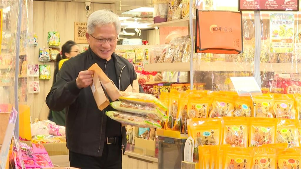 「乾爹的爹」露面了！黃仁勳訪台揪爸媽吃「這餐廳」暖哭全網：畫面比財報好看
