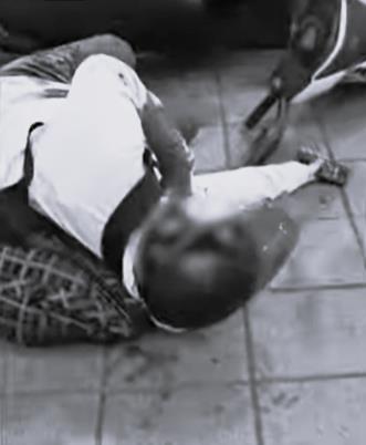 張文刺殺白衣騎士「狂噴第一視角」!緊握電話「疑想做1事」痛心畫面曝