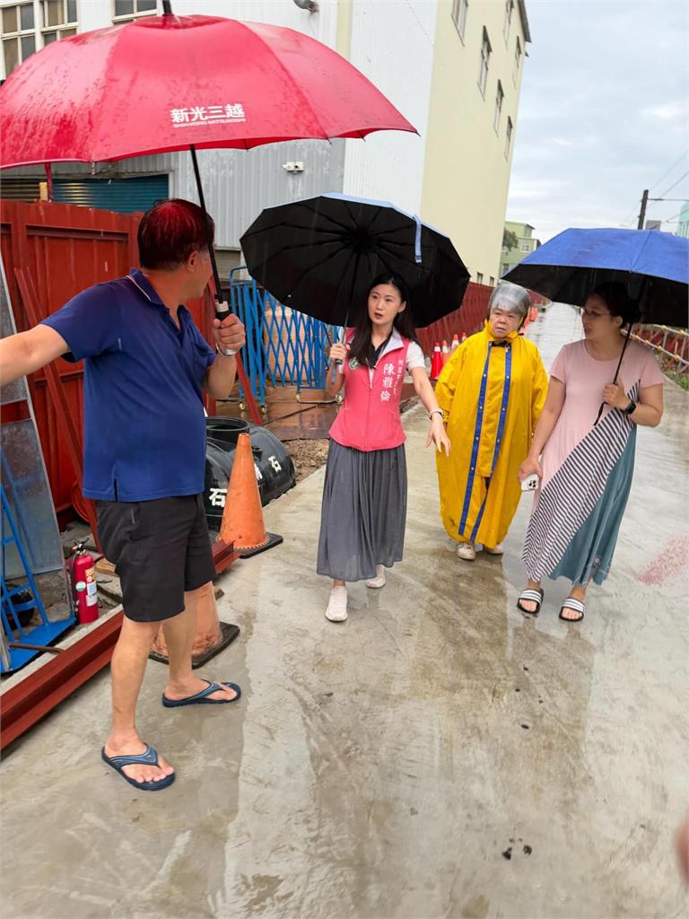 豪雨像用倒的！雙北多區警戒　龜山水淹進民宅　鶯歌老街附近泥流湍急
