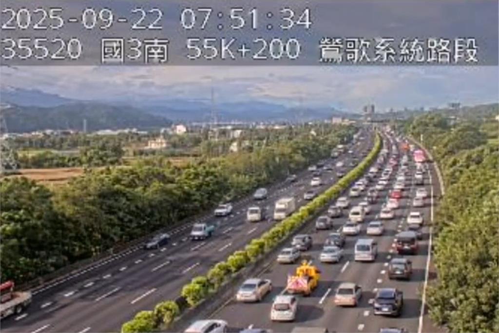 快新聞／趕快改道！國道三號南下大溪路段「大貨車側翻」　車流嚴重回堵